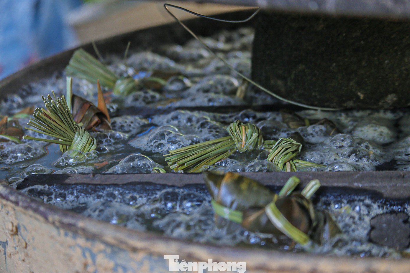 Sau khi gói xong, bánh được mang đi nấu từ 5 – 6 tiếng mới đạt độ chín.