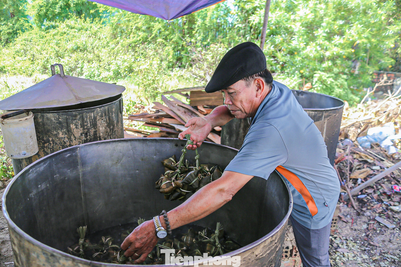 Theo ông Xin, bánh phải nấu từ 5 đến 6 tiếng mới đạt độ chín đều, mềm và dẻo. Nếp cũng phải chọn lọc kỹ càng, hạt nếp phải mẩy và không được lộn tẻ. Tro được chọn thường lấy từ cây dền gai hoặc gỗ cây mè là tốt nhất, sau đó đem ngâm nếp với nước tro theo thời gian nhất định.