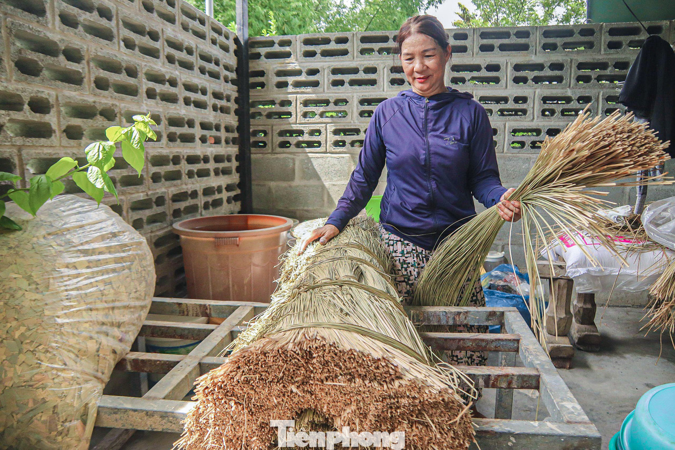 Mọi người chia nhau làm các công đoạn như ngâm nếp, vuốt nếp, chẻ lạt, xếp lá, gói bánh….