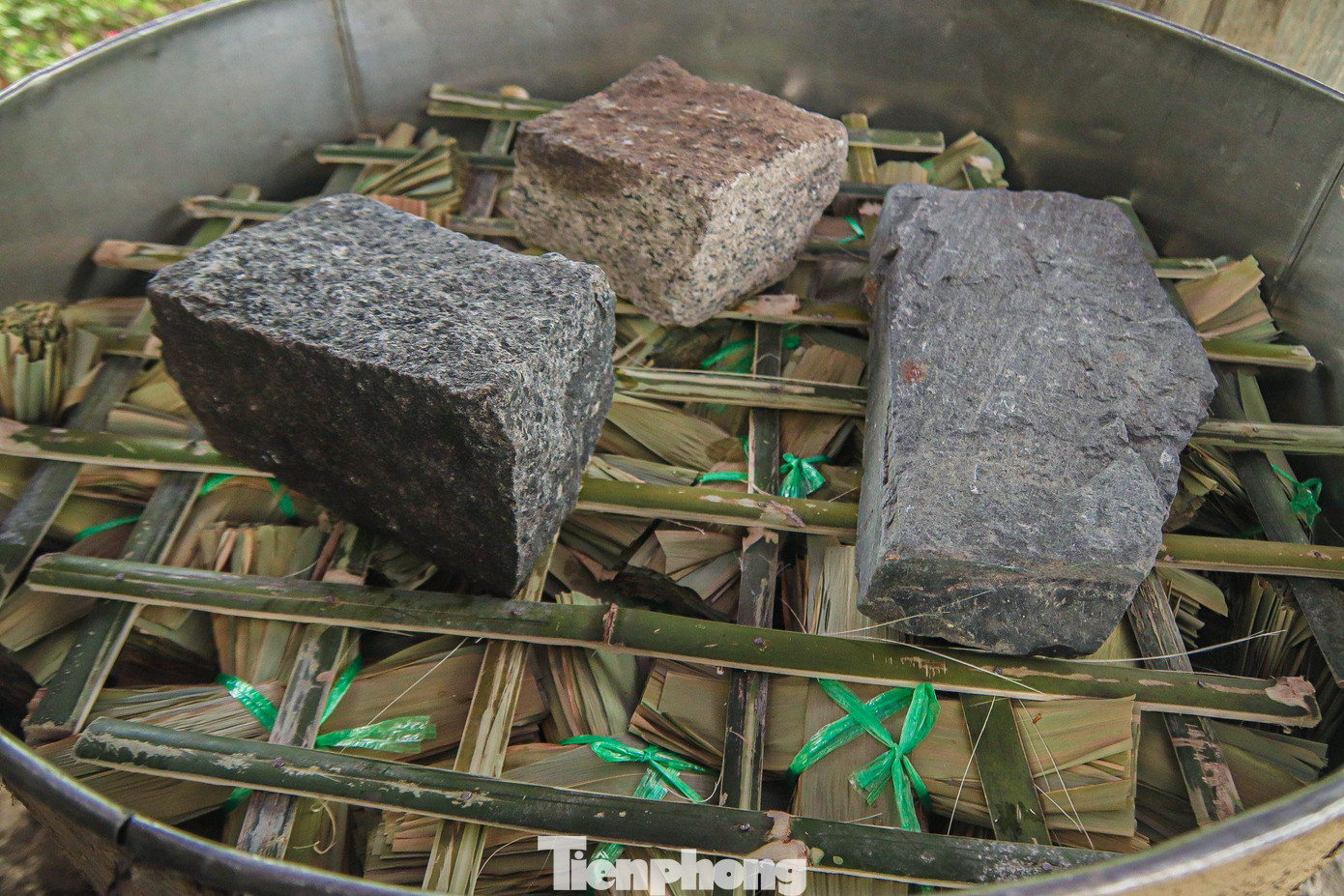Sau khi gói xong, bánh được mang đi nấu từ 5 – 6 tiếng mới đạt độ chín.