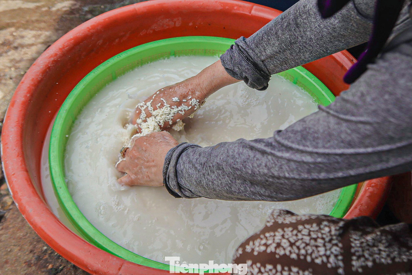 Mọi người chia nhau làm các công đoạn như ngâm nếp, vuốt nếp, chẻ lạt, xếp lá, gói bánh….