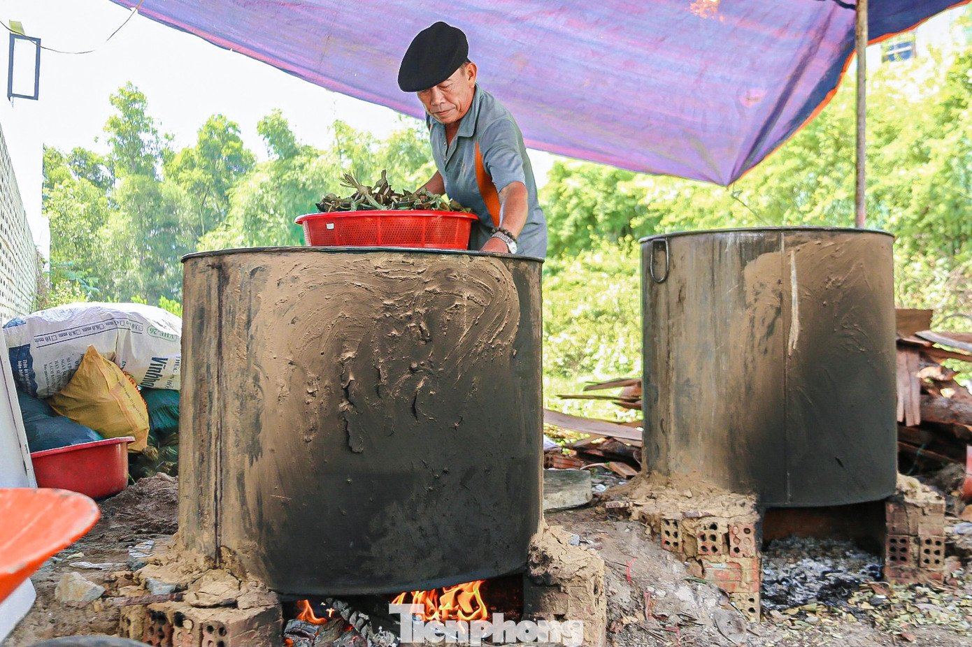 Sau khi gói xong, bánh được mang đi nấu từ 5 – 6 tiếng mới đạt độ chín.