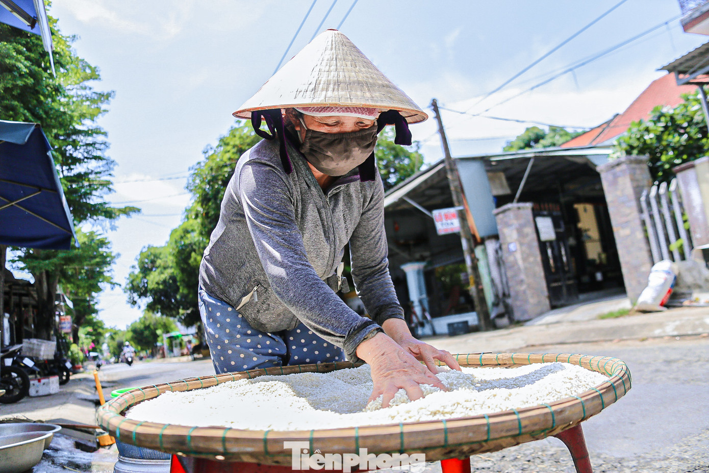 Cạnh đó, cơ sở bà Phạm Hoa cũng rộn ràng chuẩn bị cho những mẻ bánh phục vụ dịp mùng 5/5 âm lịch. Bà Hoa cho biết, mặc dù một năm chỉ làm được 3 ngày nhưng bà vẫn muốn duy trì nghề gói bánh ú này để góp phần giữ gìn nghề, tạo nét đặc trưng của địa phương.