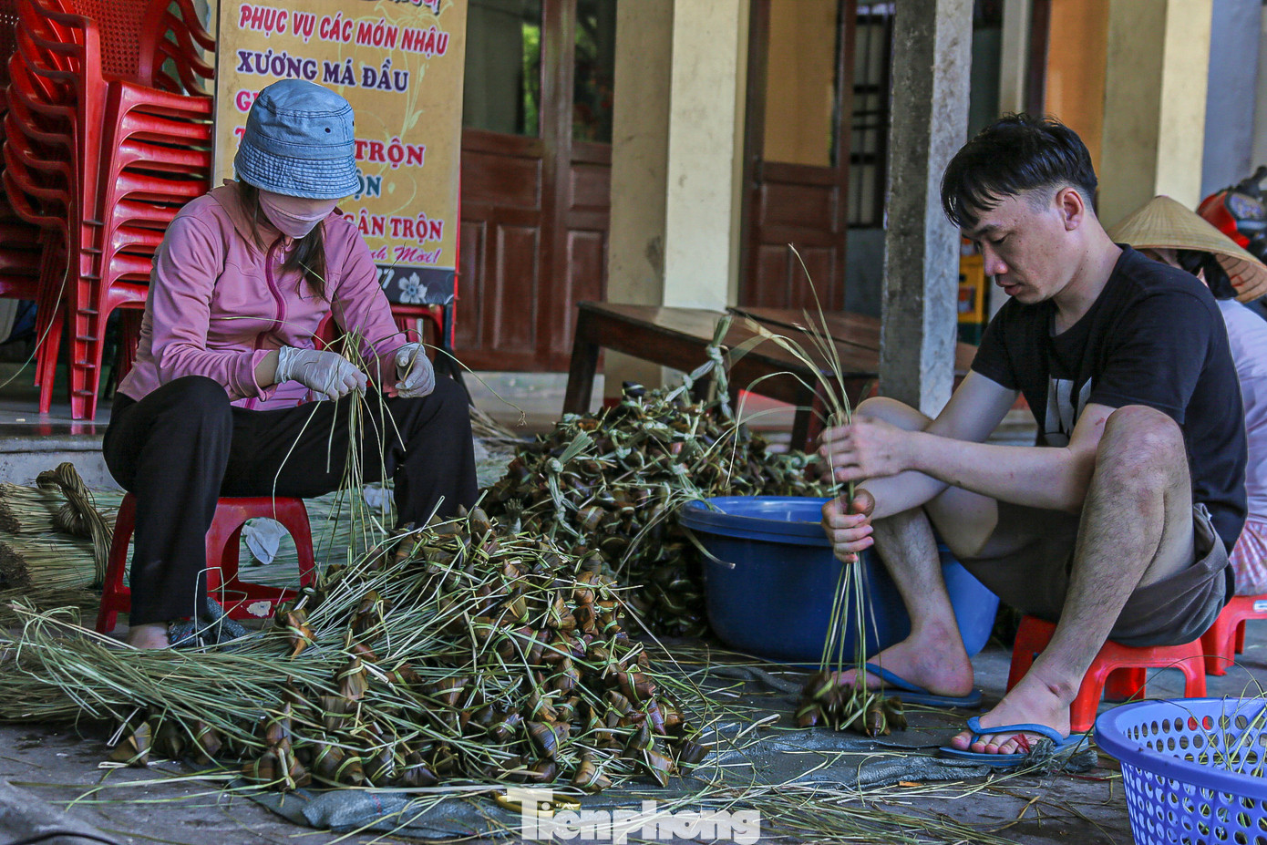 Người dân tất bật gói bánh để kịp cho Tết Đoan Ngọ.