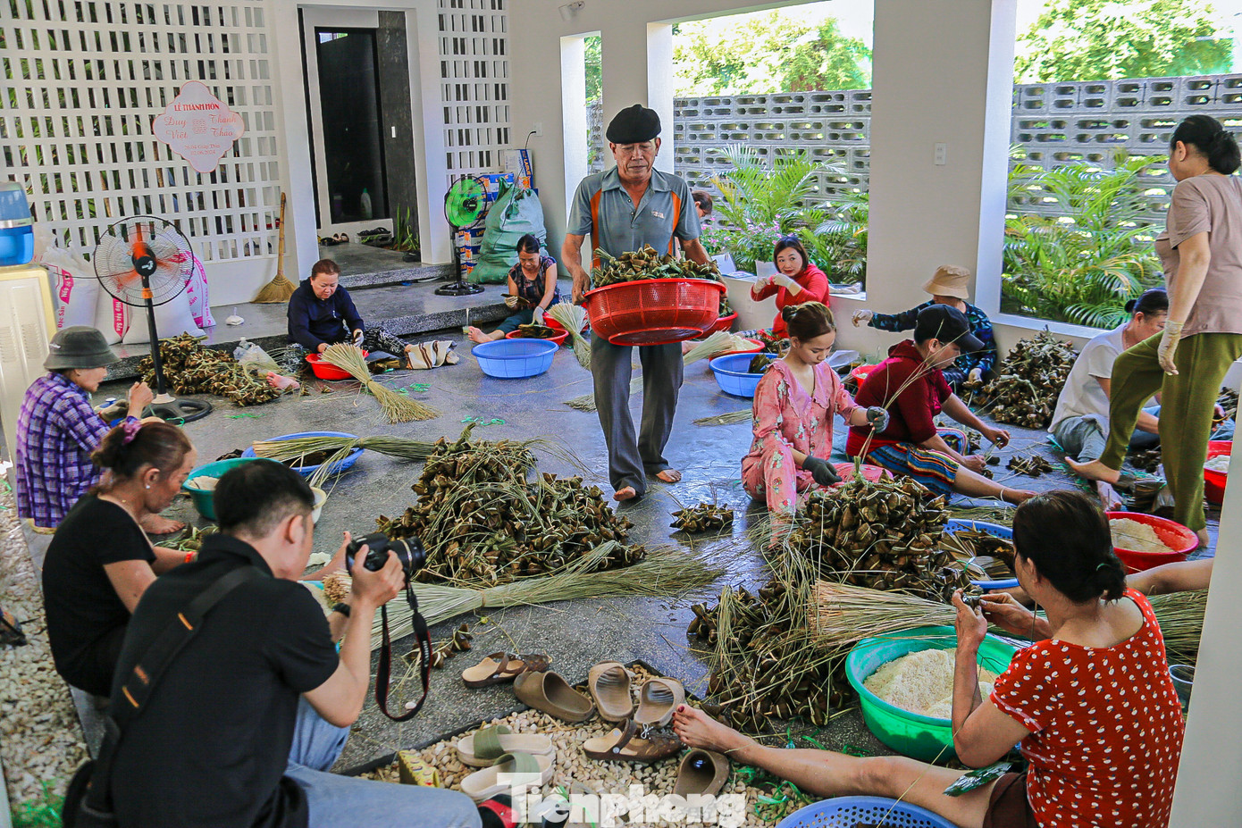 Những ngày này, các lò bánh của người dân tại phường Thanh Hà (Hội An) lại đỏ lửa ngày đêm, tất bật làm bánh ú tro để kịp xuất bán. Đây là loại bánh truyền thống không thể thiếu đối với người dân Hội An nói riêng và người miền Trung nói chung trong mỗi dịp Tết Đoan Ngọ.
