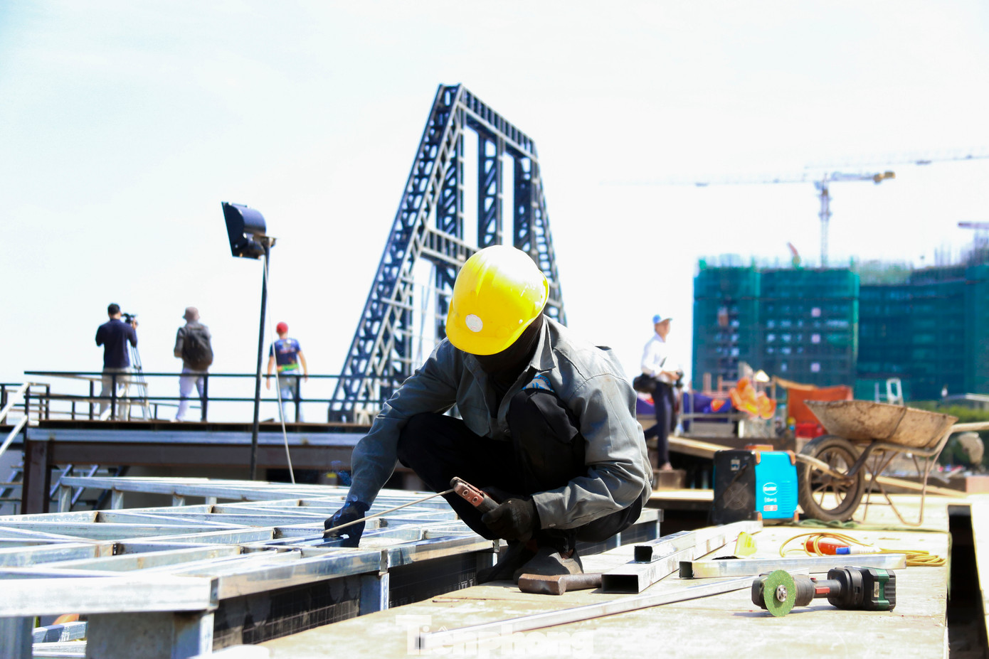 Các hạng mục vẫn đang được đảm bảo tiến độ nhờ việc tăng cường ca làm, bổ sung nhân lực, thiết bị, và tuân thủ nghiêm ngặt các tiêu chuẩn an toàn kỹ thuật.