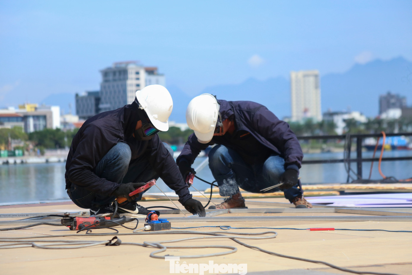 Công nhân đang tích cực làm việc để đảm bảo tiến độ công việc.