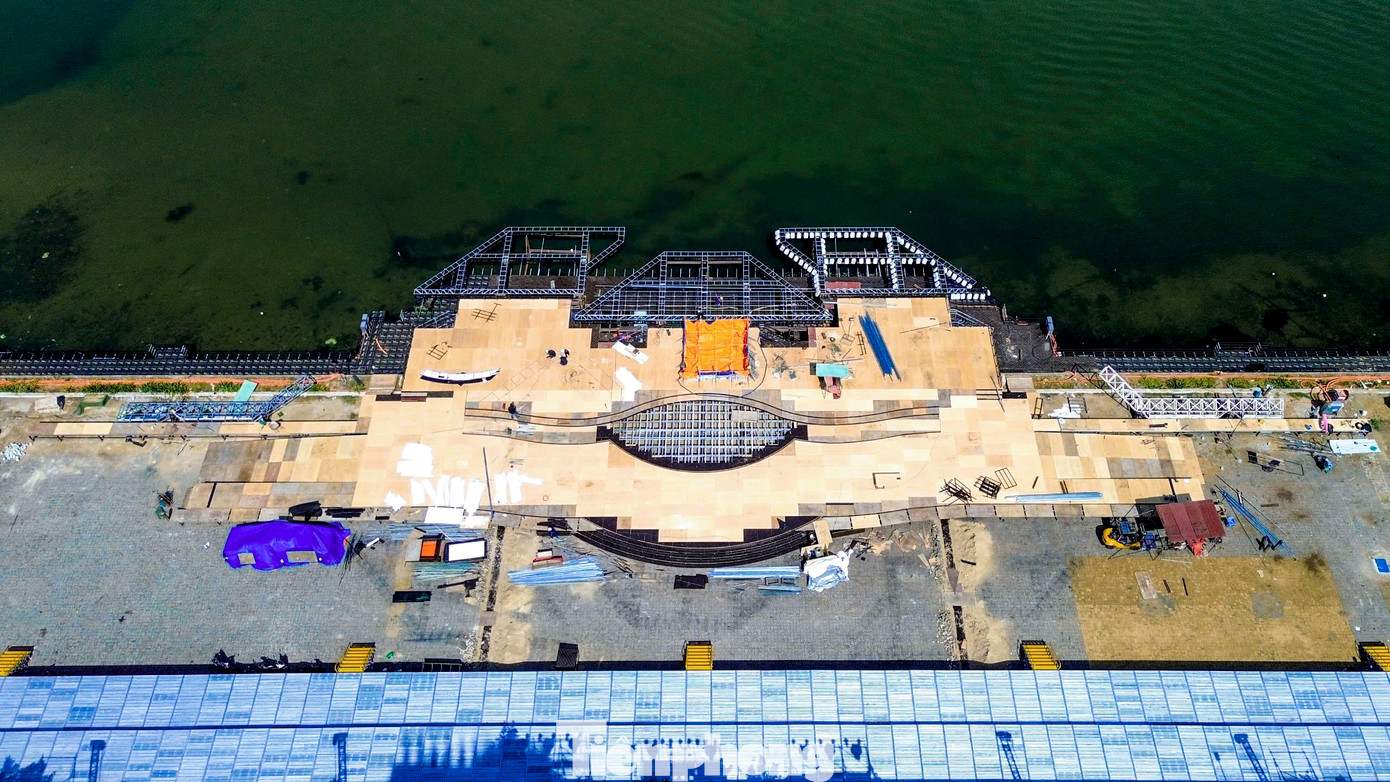 Khán đài chính đảm bảo tầm nhìn rộng, bao quát trọn vẹn màn trình diễn pháo hoa trên nền trời Đà Nẵng. Hiện công tác lắp ghép khán đài đã hoàn thiện phần lớn, chỉ còn những khâu cuối cùng như lắp mái che, bố trí lối đi và kiểm tra hệ thống an toàn.