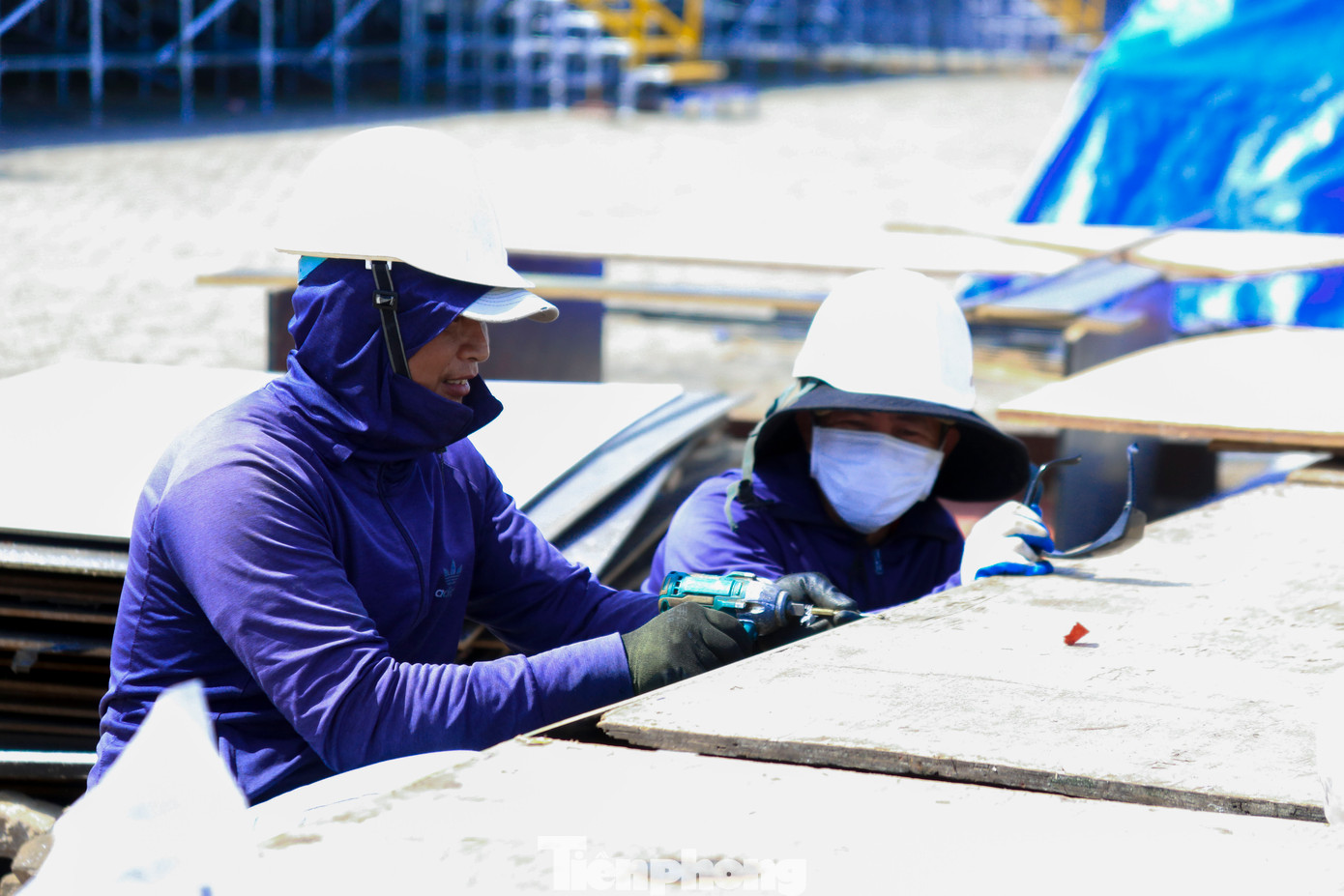 Công nhân đang tích cực làm việc để đảm bảo tiến độ công việc.