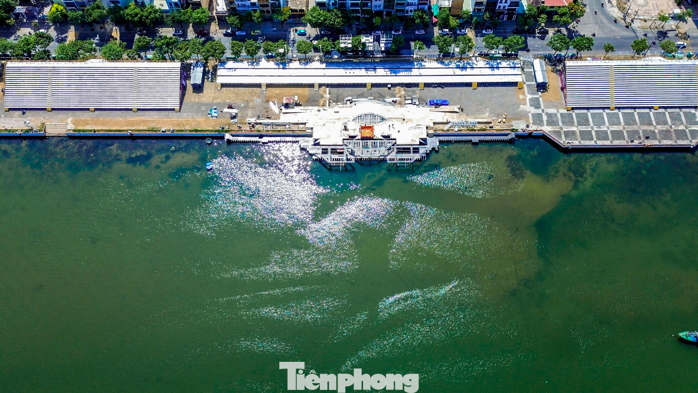 Sân khấu năm nay có diện tích lên tới 1.605,8 m2, lớn hơn 60% so với sân khấu DIFF 2024. Với thiết kế mở và chiều ngang rộng gấp đôi năm ngoái, đây được xem là một trong những sân khấu DIFF có quy mô hoành tráng nhất trong suốt lịch sử 15 năm của lễ hội pháo hoa Đà Nẵng.