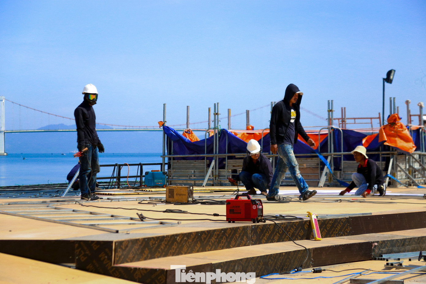 Theo ghi nhận, tại khu vực bờ sông Hàn (đường Trần Hưng Đạo), công nhân, kỹ sư đang làm việc khẩn trương cả ngày lẫn đêm để hoàn thiện các hạng mục chính như hệ thống sân khấu, khán đài, ánh sáng và âm thanh. Trong đó, sân khấu trung tâm với thiết kế hoành tráng, hiện đại đang dần thành hình, hứa hẹn mang đến không gian trình diễn mãn nhãn cho khán giả.