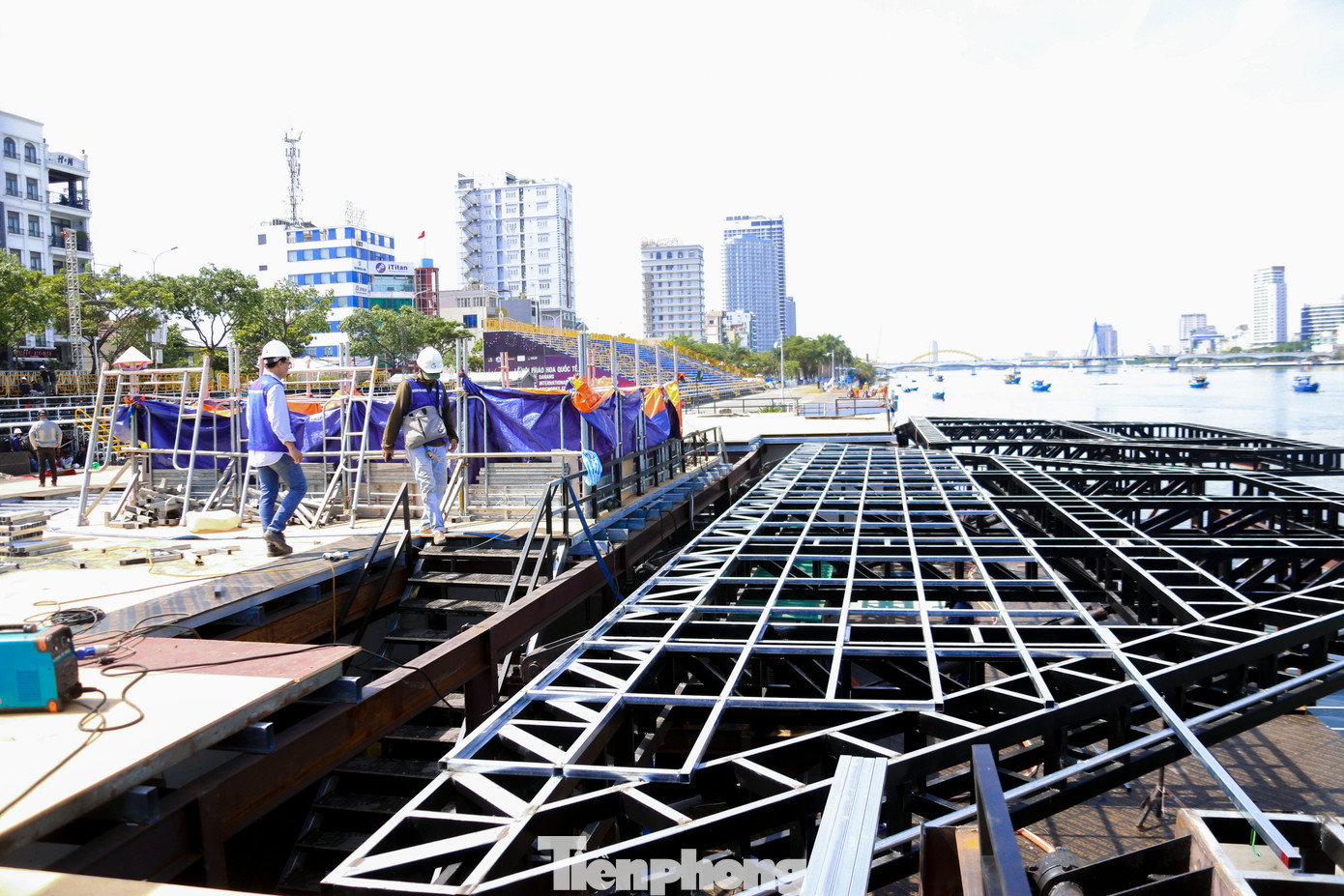 Riêng khu vực sân khấu chính cũng đã hoàn thiện các hạng mục cơ bản, hiện đội ngũ đang tập trung cho công tác lắp đặt thiết bị ánh sáng, âm thanh, màn LED, các hệ thống kỹ thuật phụ trợ. Tất cả các hạng mục sẽ được hoàn thiện trước ngày 29/5 để đảm bảo cho đêm tổng duyệt ngày 30/5 và khai mạc 31/5.