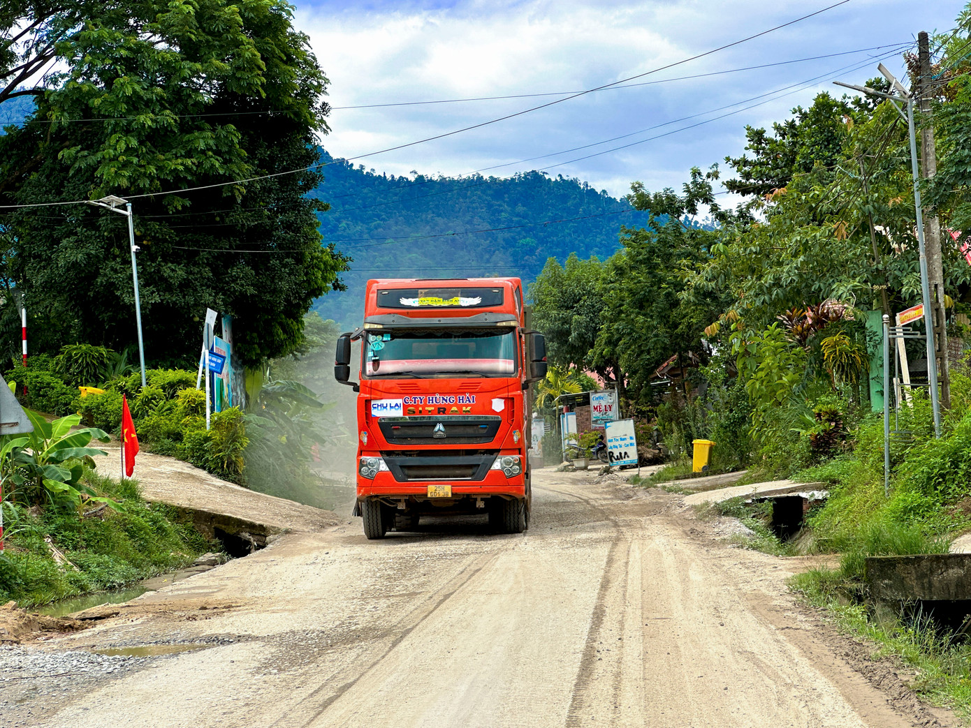 Trong khi đó, mỗi ngày từng đoàn xe tải nặng chở quặng từ Lào về lưu thông khiến tuyến đường càng thêm tả tơi. Đường hẹp, mặt đường nát bươm, sụt lún, đá và đất lẫn lộn khiến các phương tiện ì ạch khi lưu thông.
