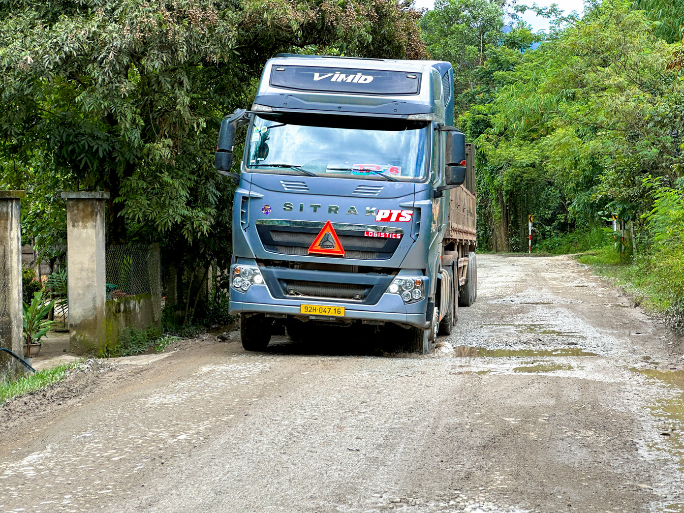 Trong khi đó, mỗi ngày từng đoàn xe tải nặng chở quặng từ Lào về lưu thông khiến tuyến đường càng thêm tả tơi. Đường hẹp, mặt đường nát bươm, sụt lún, đá và đất lẫn lộn khiến các phương tiện ì ạch khi lưu thông.