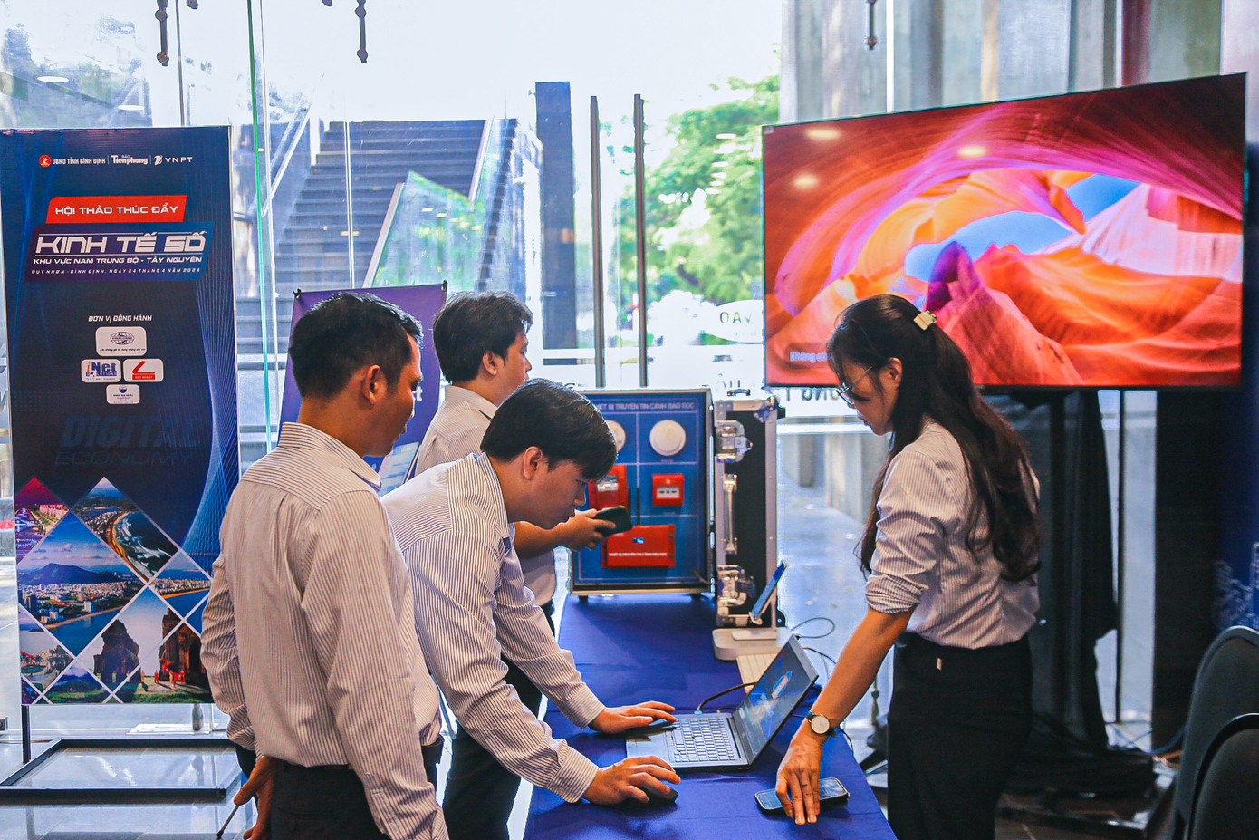 Đúng 7h30, hàng trăm đại biểu từ các tỉnh thành đã có mặt tại Trung tâm Hội nghị tỉnh Bình Định để cùng nhau tham dự Hội thảo Thúc đẩy kinh tế số với mục tiêu cụ thể được đặt ra như thúc đẩy phát triển doanh nghiệp công nghệ số, ứng dụng các nền tảng số trong quản trị, sản xuất.