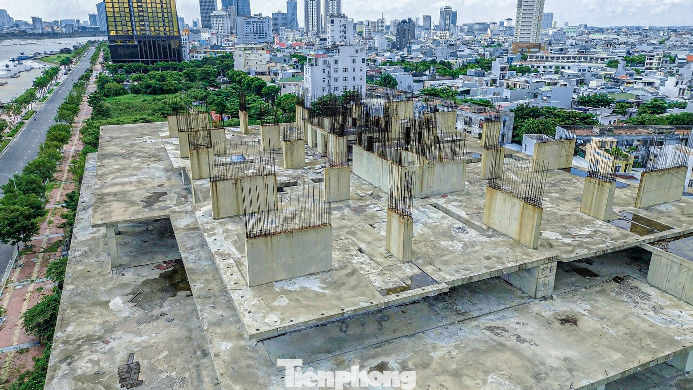 Ông Nguyễn Hữu Hồng - Chủ tịch UBND phường Thuận Phước, quận Hải Châu, TP. Đà Nẵng - cho biết: Khu vực đường Như Nguyệt thường vắng vẻ, ít người qua lại vì vậy tình trạng xả rác bừa bãi, ao tù nước đọng gây ô nhiễm, mất mỹ quan đô thị. Ông Nguyễn Hữu Hồng - Chủ tịch UBND phường Thuận Phước, quận Hải Châu, TP. Đà Nẵng - cho biết: Khu vực đường Như Nguyệt thường vắng vẻ, ít người qua lại vì vậy tình trạng xả rác bừa bãi, ao tù nước đọng gây ô nhiễm, mất mỹ quan đô thị.