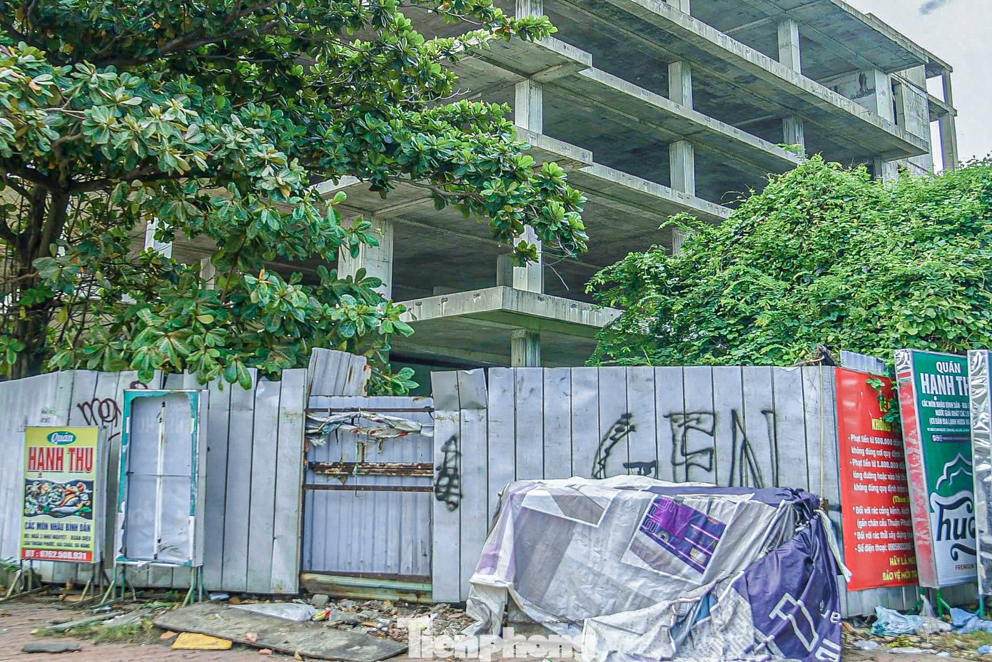 Ghi nhận của PV Tiền Phong, xung quanh dự án trên đường Như Nguyệt được vây kín bằng tôn hiện đã gỉ sét, xiêu vẹo. Phía bên trong cỏ, cây dại mọc tràn lan, lấp kín cả các hạng mục xây dựng. Ghi nhận của PV Tiền Phong, xung quanh dự án trên đường Như Nguyệt được vây kín bằng tôn hiện đã gỉ sét, xiêu vẹo. Phía bên trong cỏ, cây dại mọc tràn lan, lấp kín cả các hạng mục xây dựng.