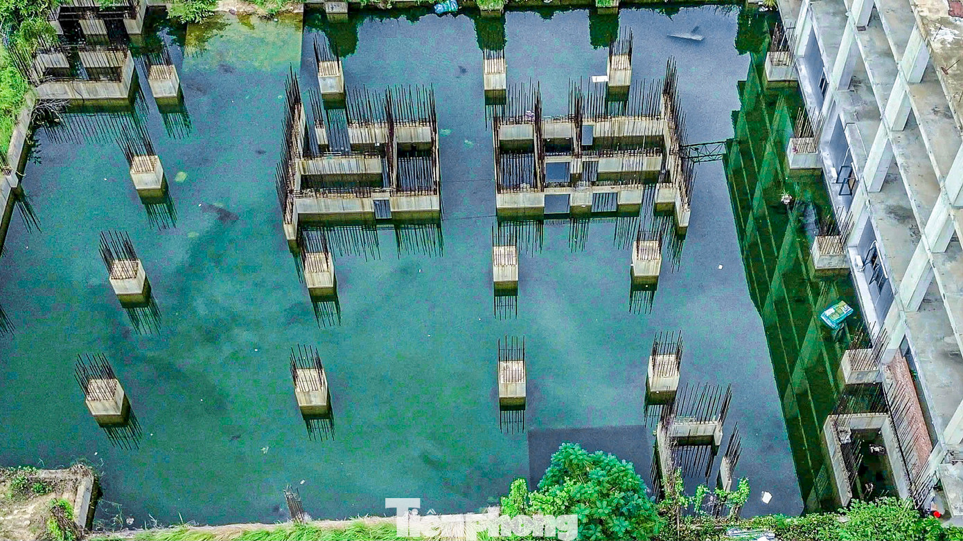 Theo người dân sống xung quanh khu vực này cho biết, công trình này đã dừng thi công nhiều năm qua khiến cây cỏ mọc um tùm. Một phần móng xây dựng dang dở trở thành hồ chứa nước mưa lớn, tạo môi trường thuận lợi cho ruồi, muỗi sinh sôi gây ô nhiễm, mất mỹ quan. Theo người dân sống xung quanh khu vực này cho biết, công trình này đã dừng thi công nhiều năm qua khiến cây cỏ mọc um tùm. Một phần móng xây dựng dang dở trở thành hồ chứa nước mưa lớn, tạo môi trường thuận lợi cho ruồi, muỗi sinh sôi gây ô nhiễm, mất mỹ quan.