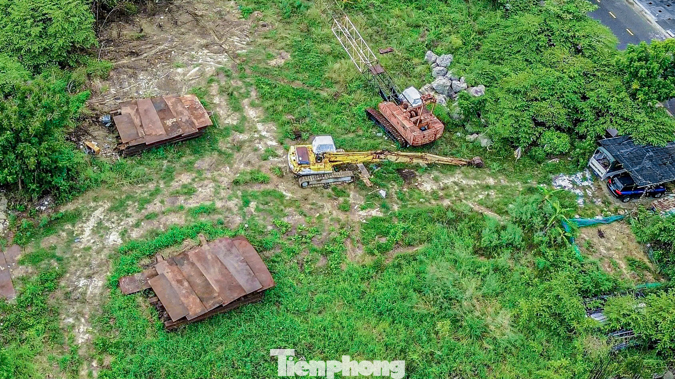 Vật liệu và thiết bị xây dựng nằm ngổn ngang bên trong khuôn viên dự án. Vật liệu và thiết bị xây dựng nằm ngổn ngang bên trong khuôn viên dự án.