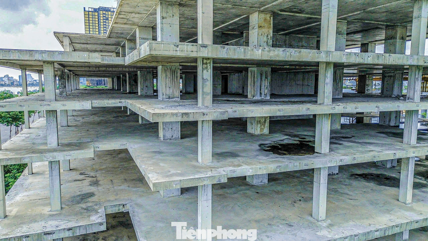 Nhiều hạng mục bên trong công trình Khu phức hợp trung tâm thương mại và căn hộ cao cấp Han Riverside hiện dang dở, sắt gỉ sét. Nhiều hạng mục bên trong công trình Khu phức hợp trung tâm thương mại và căn hộ cao cấp Han Riverside hiện dang dở, sắt gỉ sét.