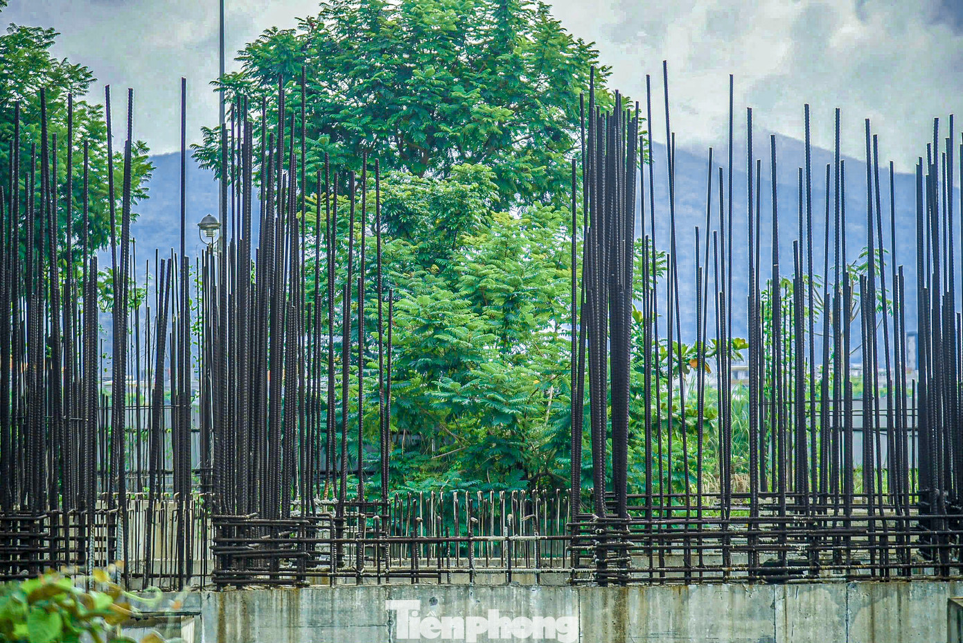 Nhiều hạng mục bên trong công trình Khu phức hợp trung tâm thương mại và căn hộ cao cấp Han Riverside hiện dang dở, sắt gỉ sét. Nhiều hạng mục bên trong công trình Khu phức hợp trung tâm thương mại và căn hộ cao cấp Han Riverside hiện dang dở, sắt gỉ sét.