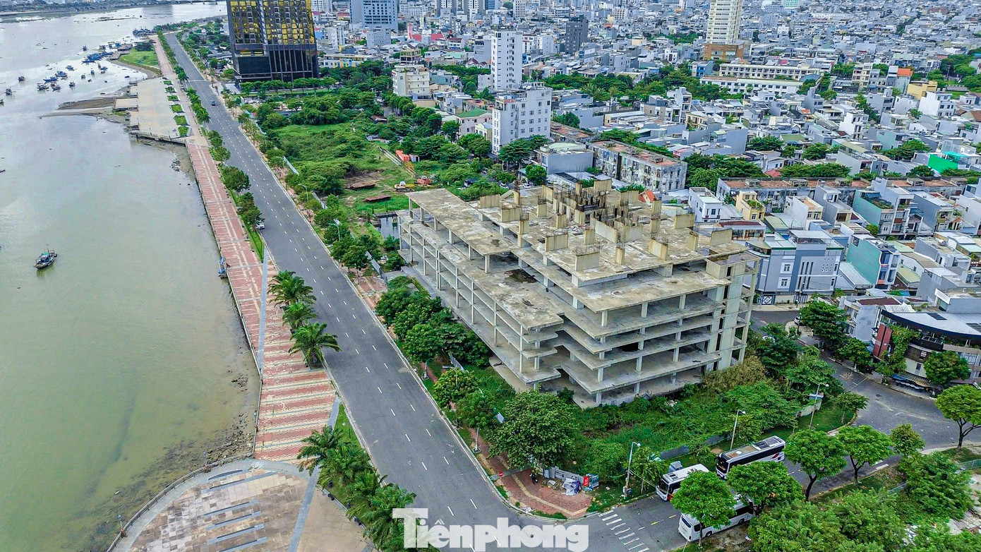 Năm 2016, Dự án Khu phức hợp trung tâm thương mại và căn hộ cao cấp Han Riverside từng bị Thanh tra Sở Xây dựng xử phạt vi phạm hành chính 40 triệu đồng về hành vi xây dựng không phép. Thanh tra Sở Xây dựng cũng đã ban hành quyết định đình chỉ thi công xây dựng công trình vi phạm trật tự xây dựng. Năm 2016, Dự án Khu phức hợp trung tâm thương mại và căn hộ cao cấp Han Riverside từng bị Thanh tra Sở Xây dựng xử phạt vi phạm hành chính 40 triệu đồng về hành vi xây dựng không phép. Thanh tra Sở Xây dựng cũng đã ban hành quyết định đình chỉ thi công xây dựng công trình vi phạm trật tự xây dựng.