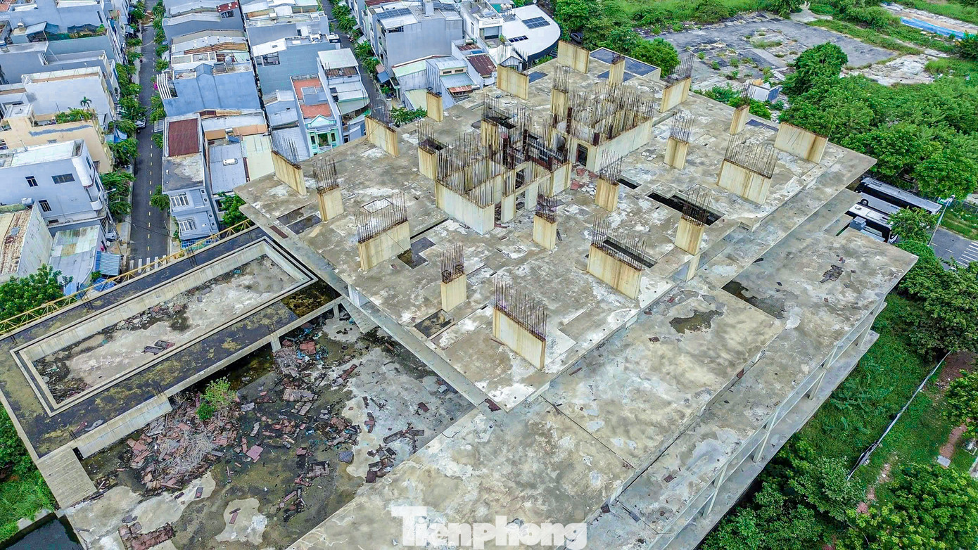 Nhiều hạng mục bên trong công trình Khu phức hợp trung tâm thương mại và căn hộ cao cấp Han Riverside hiện dang dở, sắt gỉ sét. Nhiều hạng mục bên trong công trình Khu phức hợp trung tâm thương mại và căn hộ cao cấp Han Riverside hiện dang dở, sắt gỉ sét.