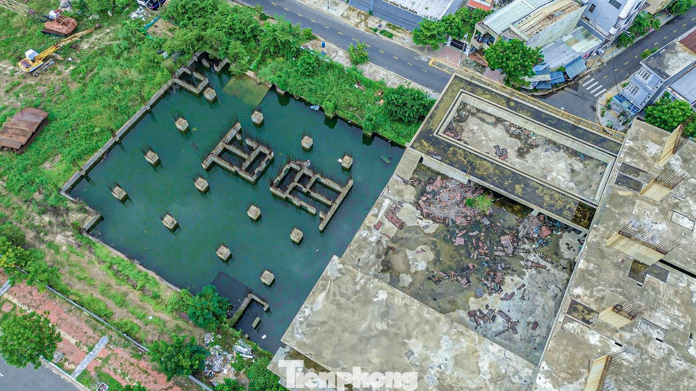 Theo người dân sống xung quanh khu vực này cho biết, công trình này đã dừng thi công nhiều năm qua khiến cây cỏ mọc um tùm. Một phần móng xây dựng dang dở trở thành hồ chứa nước mưa lớn, tạo môi trường thuận lợi cho ruồi, muỗi sinh sôi gây ô nhiễm, mất mỹ quan. Theo người dân sống xung quanh khu vực này cho biết, công trình này đã dừng thi công nhiều năm qua khiến cây cỏ mọc um tùm. Một phần móng xây dựng dang dở trở thành hồ chứa nước mưa lớn, tạo môi trường thuận lợi cho ruồi, muỗi sinh sôi gây ô nhiễm, mất mỹ quan.