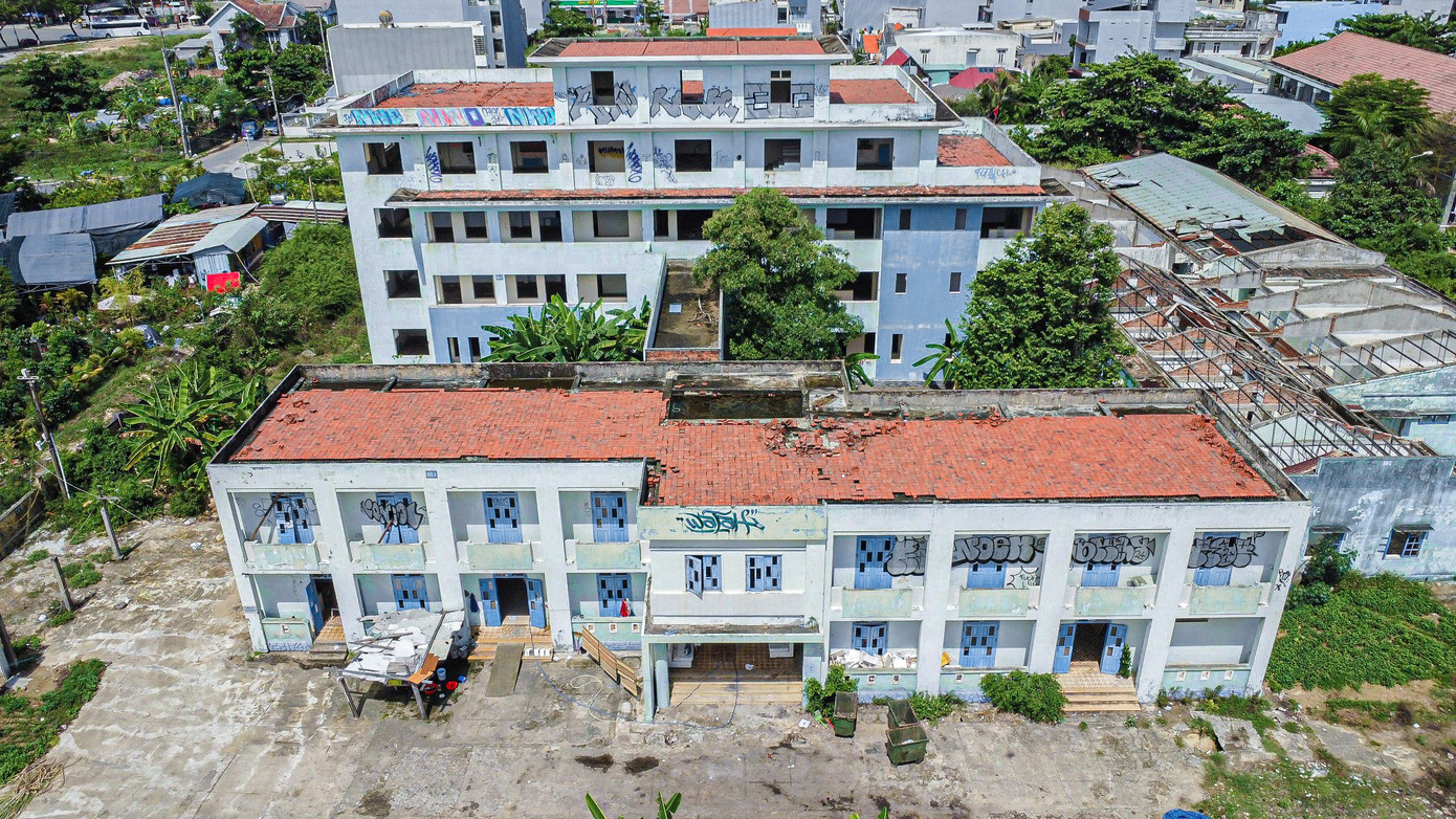 Sở Tài nguyên và Môi trường TP. Đà Nẵng cho hay, UBND thành phố thống nhất gộp 2 khu đất gồm khu nhà, đất Bệnh viện Phục hồi chức năng cũ (diện tích khoảng 10.469m2) và Khu đất tại phía Đông Viện điều dưỡng và Trung tâm phụng dưỡng người có công cách mạng (diện tích khoảng 6.031m2) thành một khu đất lớn với diện tích khoảng 16.500m2. Mục đích sử dụng đất tại đây là đất thương mại dịch vụ, kết hợp bãi đỗ xe công cộng (không xây dựng cơ sở lưu trú). Sở Tài nguyên và Môi trường TP. Đà Nẵng cho hay, UBND thành phố thống nhất gộp 2 khu đất gồm khu nhà, đất Bệnh viện Phục hồi chức năng cũ (diện tích khoảng 10.469m2) và Khu đất tại phía Đông Viện điều dưỡng và Trung tâm phụng dưỡng người có công cách mạng (diện tích khoảng 6.031m2) thành một khu đất lớn với diện tích khoảng 16.500m2. Mục đích sử dụng đất tại đây là đất thương mại dịch vụ, kết hợp bãi đỗ xe công cộng (không xây dựng cơ sở lưu trú).