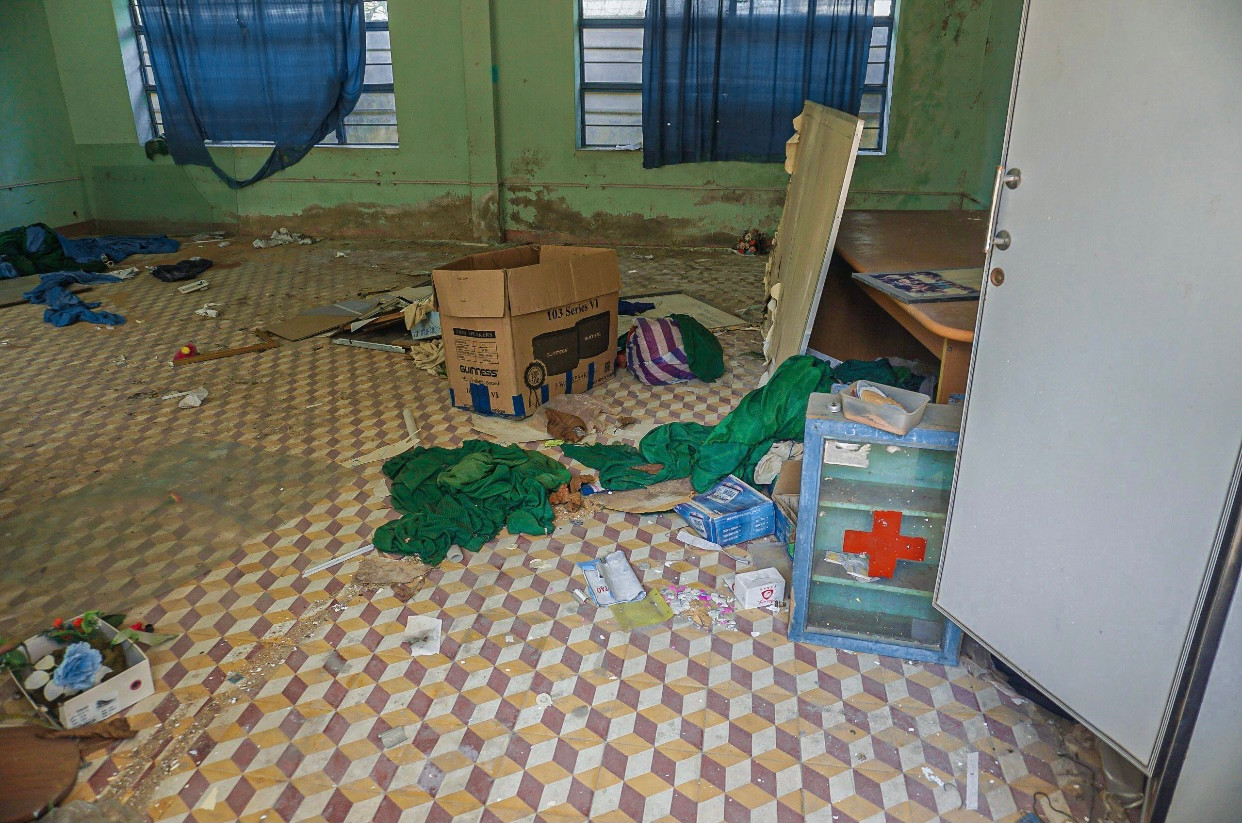 Bên trong phòng học nhiều vật dụng ngổn ngang, hư hỏng nằm la liệt khắp nơi. Bên trong phòng học nhiều vật dụng ngổn ngang, hư hỏng nằm la liệt khắp nơi.