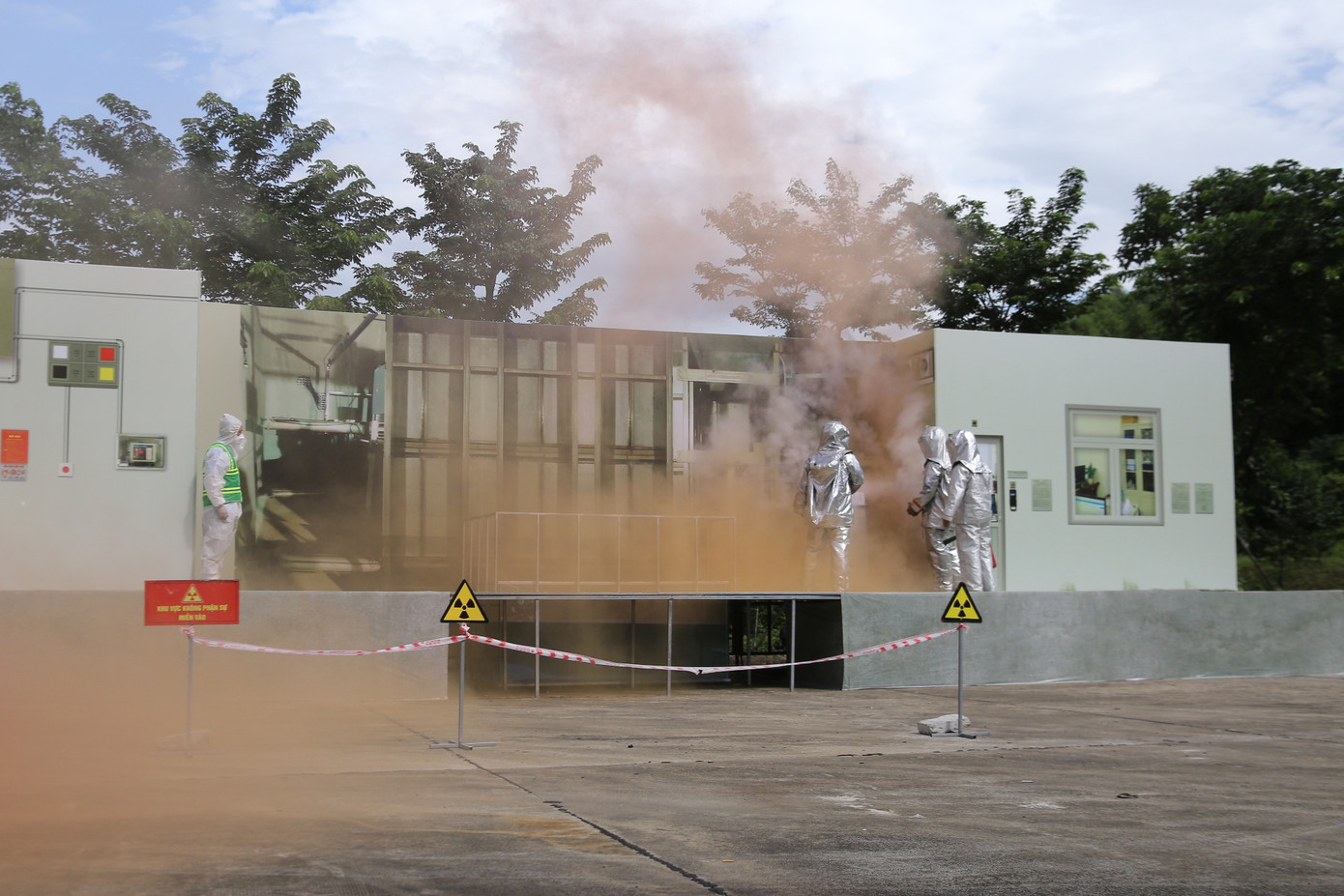 Do ảnh hưởng bức xạ từ thanh nguồn, thùng hàng chứa sản phẩm đông nam dược bốc cháy. Ngọn lửa bùng phát trong khu vực chứa hàng hóa chiếu xạ, sự cố không gây nhiễm bẩn phóng xạ cho người. Tuy nhiên, gây nhiễm bẩn phóng xạ một số vị trí khu vực buồng chiếu hàng.