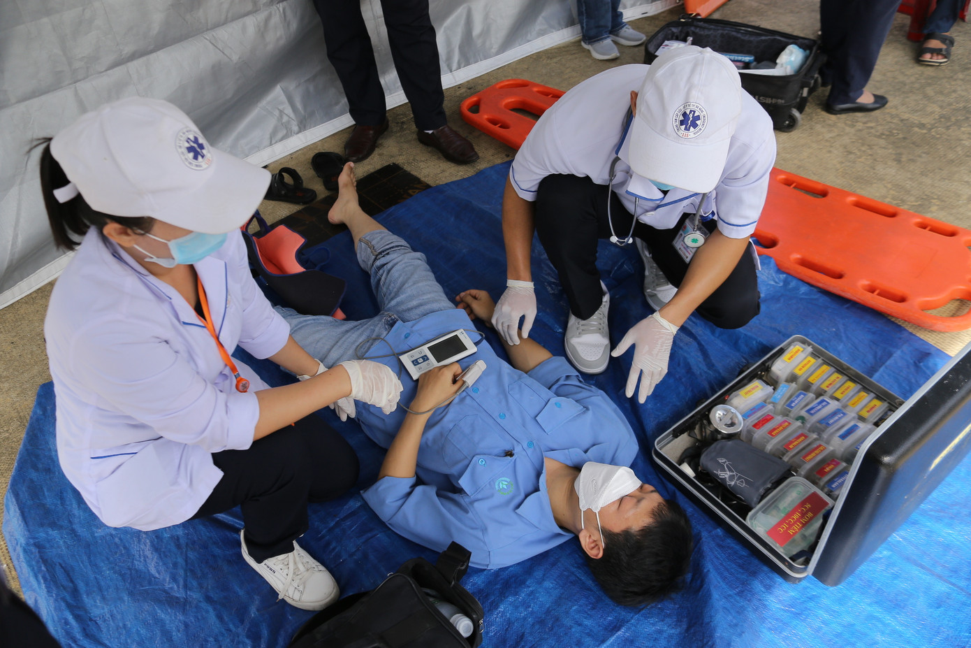 Phát hiện sự cố, nhân viên vận hành lập tức ngưng chiếu hàng, theo cửa đường hàng đi vào kiểm tra. Phát hiện máy đo phóng xạ treo tường ở cửa vào hàng hóa hiển thị suất liều chiếu xạ tăng cao đột ngột, người này hoảng loạn, vấp ngã, chấn thương lật cổ chân.