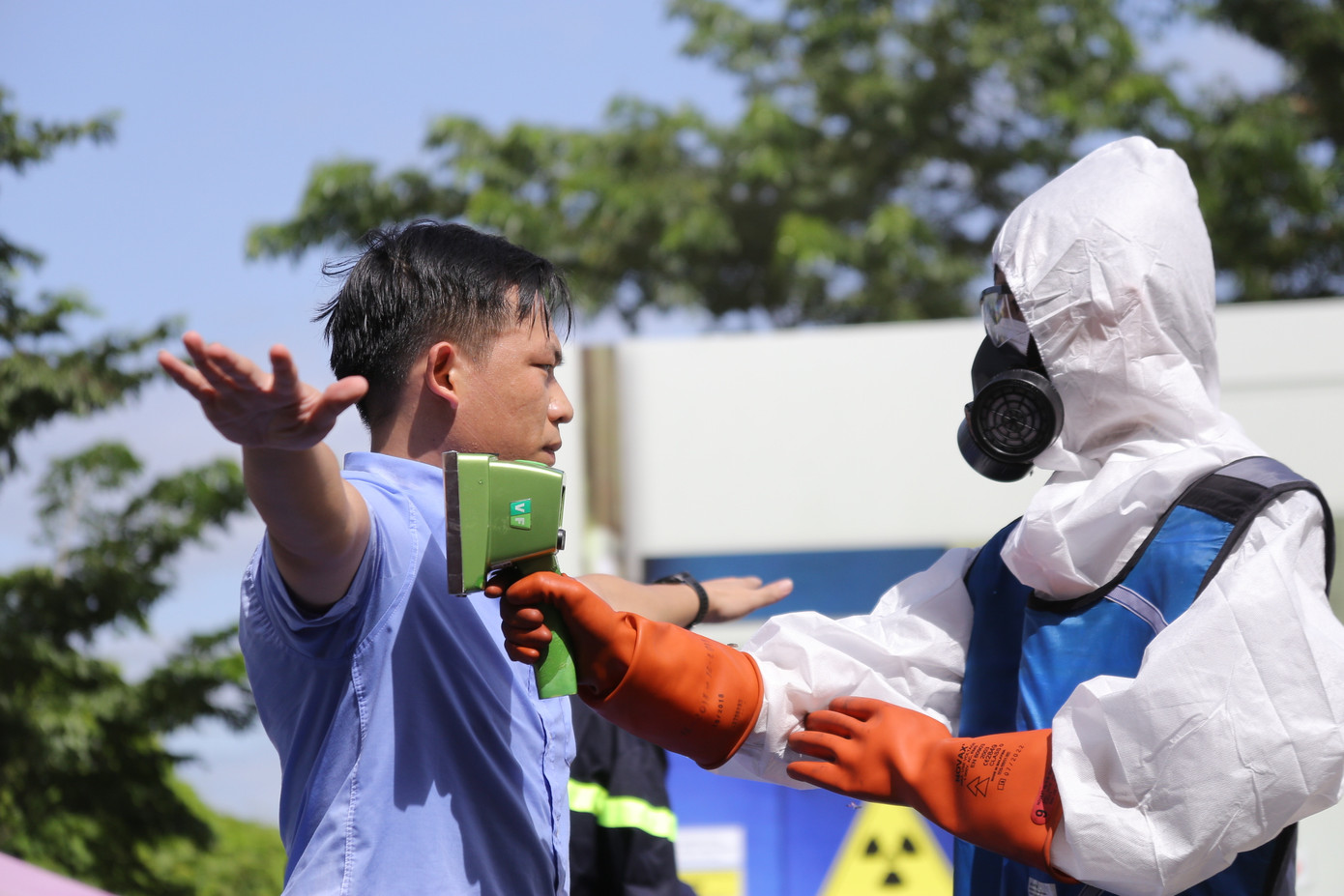 Sau khi đảm bảo an toàn bức xạ, lực lượng tẩy xạ mặc quần áo chuyên dụng để chuẩn bị tiến vào khu vực nhiễm phóng xạ, tiến hành tẩy xạ khi có hiệu lệnh và đánh giá tình trạng sức khỏe nạn nhân liên quan.