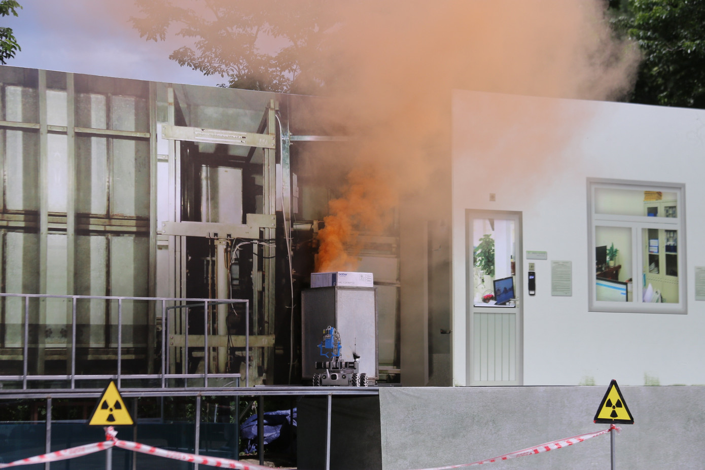 Kịch bản diễn tập lần này ứng với tình huống "mất an ninh nguồn phóng xạ nhóm A". Tình huống diễn ra lúc 8h30, tại khu vực chiếu xạ đang tiến hành chiếu xạ các thùng hàng chứa sản phẩm đông dược, một thanh nguồn Co-60 bị móc vào thùng hàng, đi theo dây chuyền ra khỏi khu vực buồng chiếu.