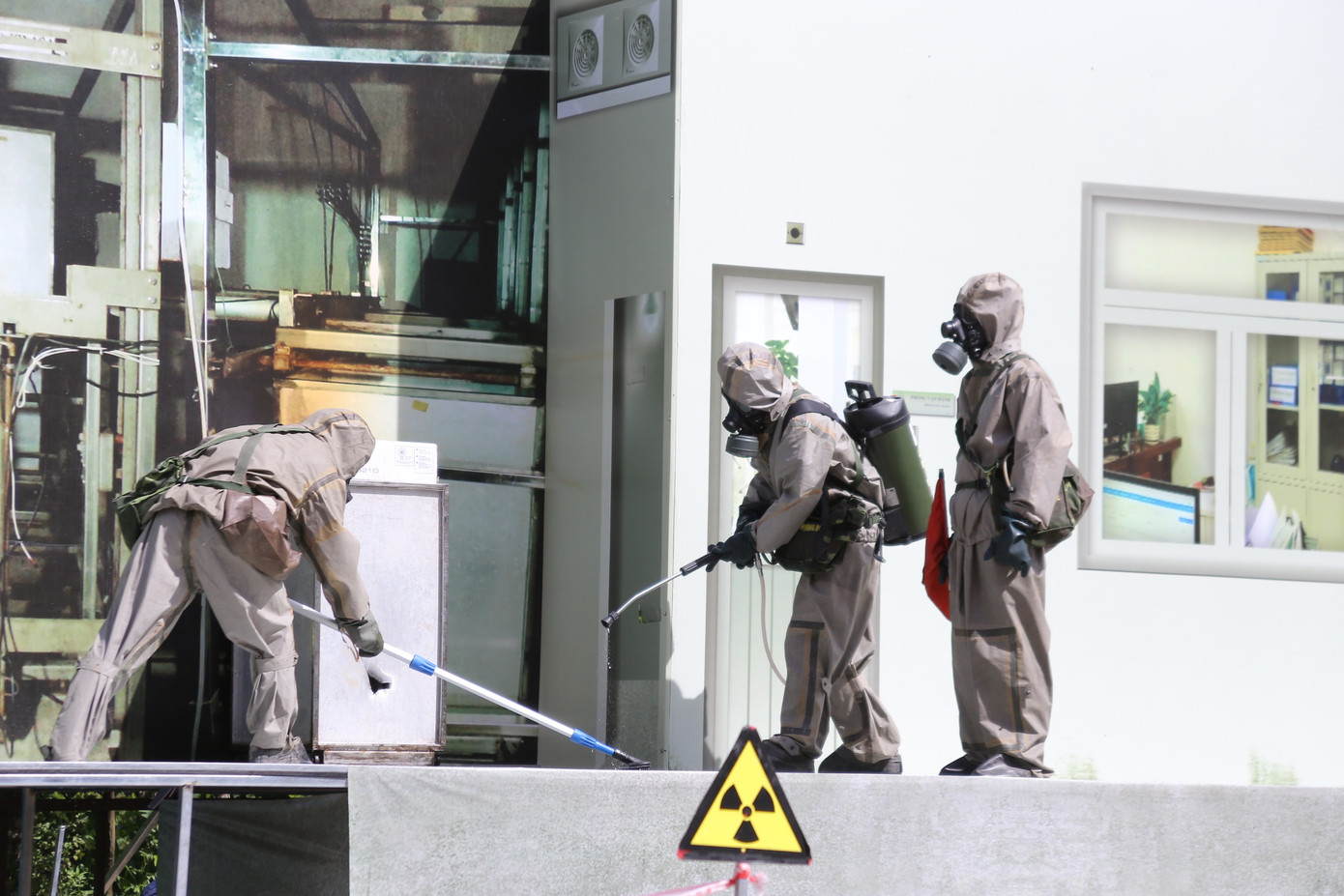 Sau khi đảm bảo an toàn bức xạ, lực lượng tẩy xạ mặc quần áo chuyên dụng để chuẩn bị tiến vào khu vực nhiễm phóng xạ, tiến hành tẩy xạ khi có hiệu lệnh và đánh giá tình trạng sức khỏe nạn nhân liên quan.