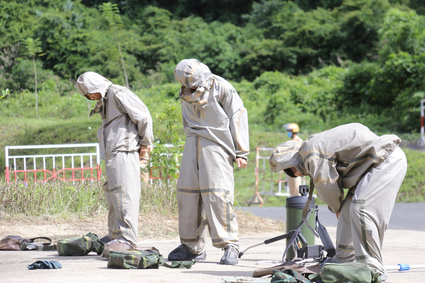Sau khi đảm bảo an toàn bức xạ, lực lượng tẩy xạ mặc quần áo chuyên dụng để chuẩn bị tiến vào khu vực nhiễm phóng xạ, tiến hành tẩy xạ khi có hiệu lệnh và đánh giá tình trạng sức khỏe nạn nhân liên quan.