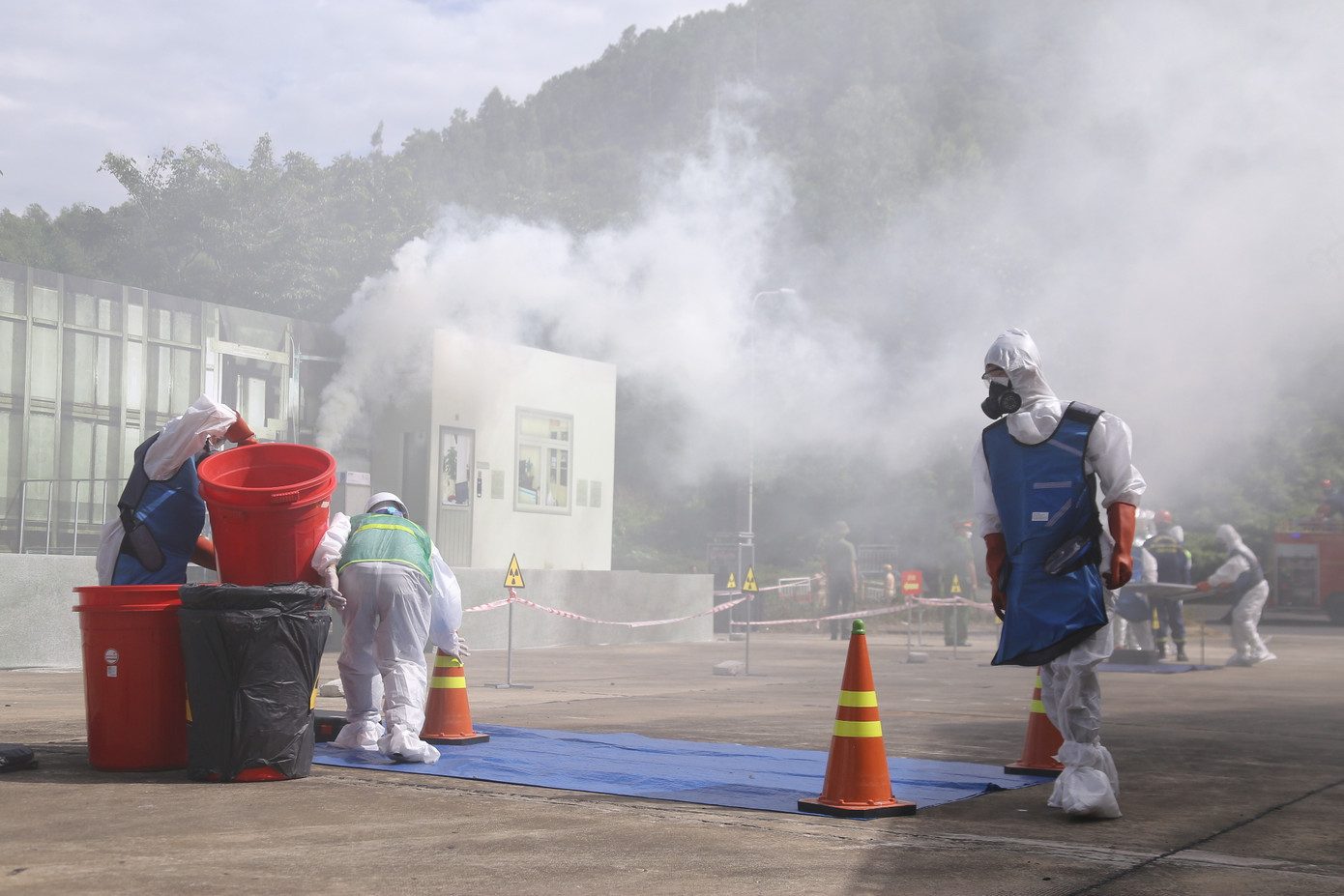 Phát hiện sự cố, nhân viên vận hành lập tức ngưng chiếu hàng, theo cửa đường hàng đi vào kiểm tra. Phát hiện máy đo phóng xạ treo tường ở cửa vào hàng hóa hiển thị suất liều chiếu xạ tăng cao đột ngột, người này hoảng loạn, vấp ngã, chấn thương lật cổ chân.