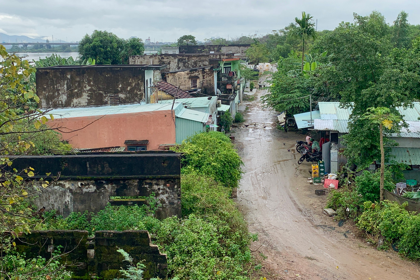 Khu dân cư tổ 89 (phường Hòa Xuân, quận Cẩm Lệ) được quy hoạch từ năm 2009 để làm dự án Khu dự trữ đất ven sông phía bắc khu E - khu dân cư nam cầu Cẩm Lệ. Năm 2010, chính quyền TP. Đà Nẵng thực hiện kiểm đếm và áp giá đền bù. Tuy nhiên, đến nay quy hoạch vẫn "treo" khiến người dân bức xúc