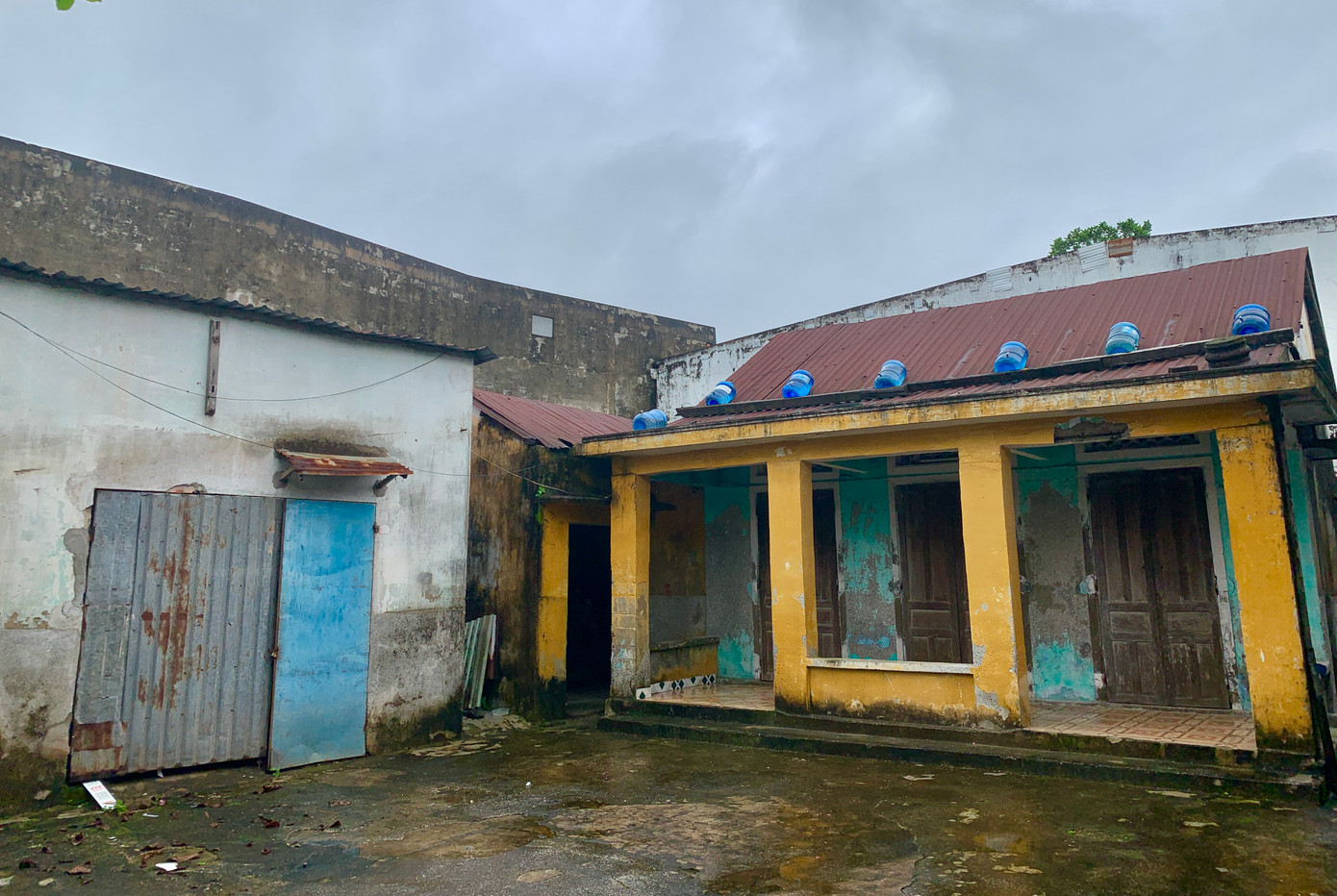 Gần 100 hộ dân rơi vào cảnh đi không được, ở không xong. Người dân mong muốn nhanh chóng được giải tỏa, bố trí đất tái định cư.