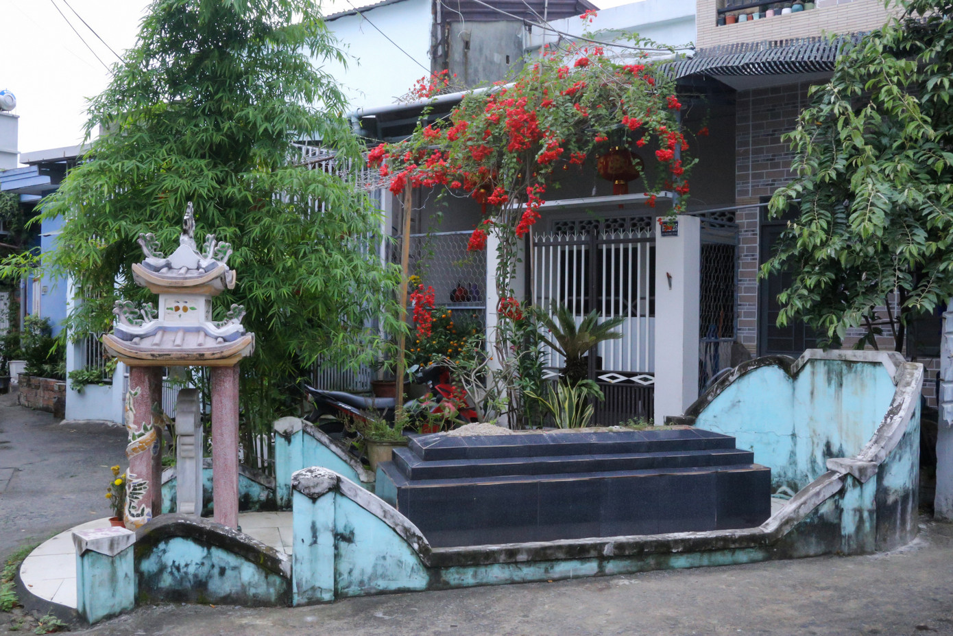 Nhiều ngôi mộ án ngữ ngay trước cổng nhà của nhiều hộ dân. Nhiều ngôi mộ án ngữ ngay trước cổng nhà của nhiều hộ dân.