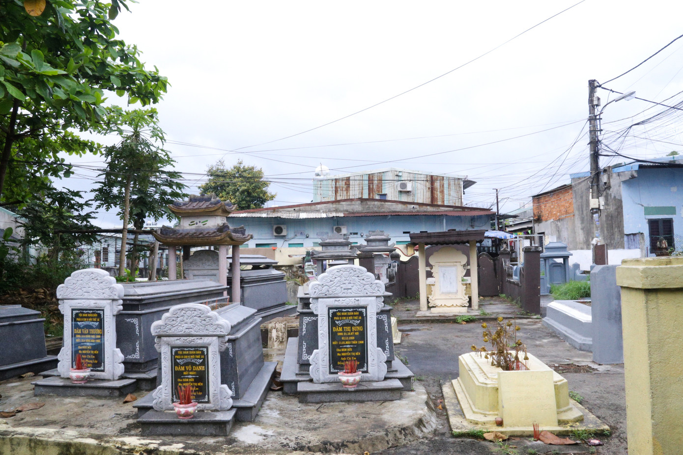Nhiều ngôi mộ nằm ngay trong khuôn viên nhà khiến nhiều con em của các hộ dân không có chỗ vui chơi. Nhiều ngôi mộ nằm ngay trong khuôn viên nhà khiến nhiều con em của các hộ dân không có chỗ vui chơi.