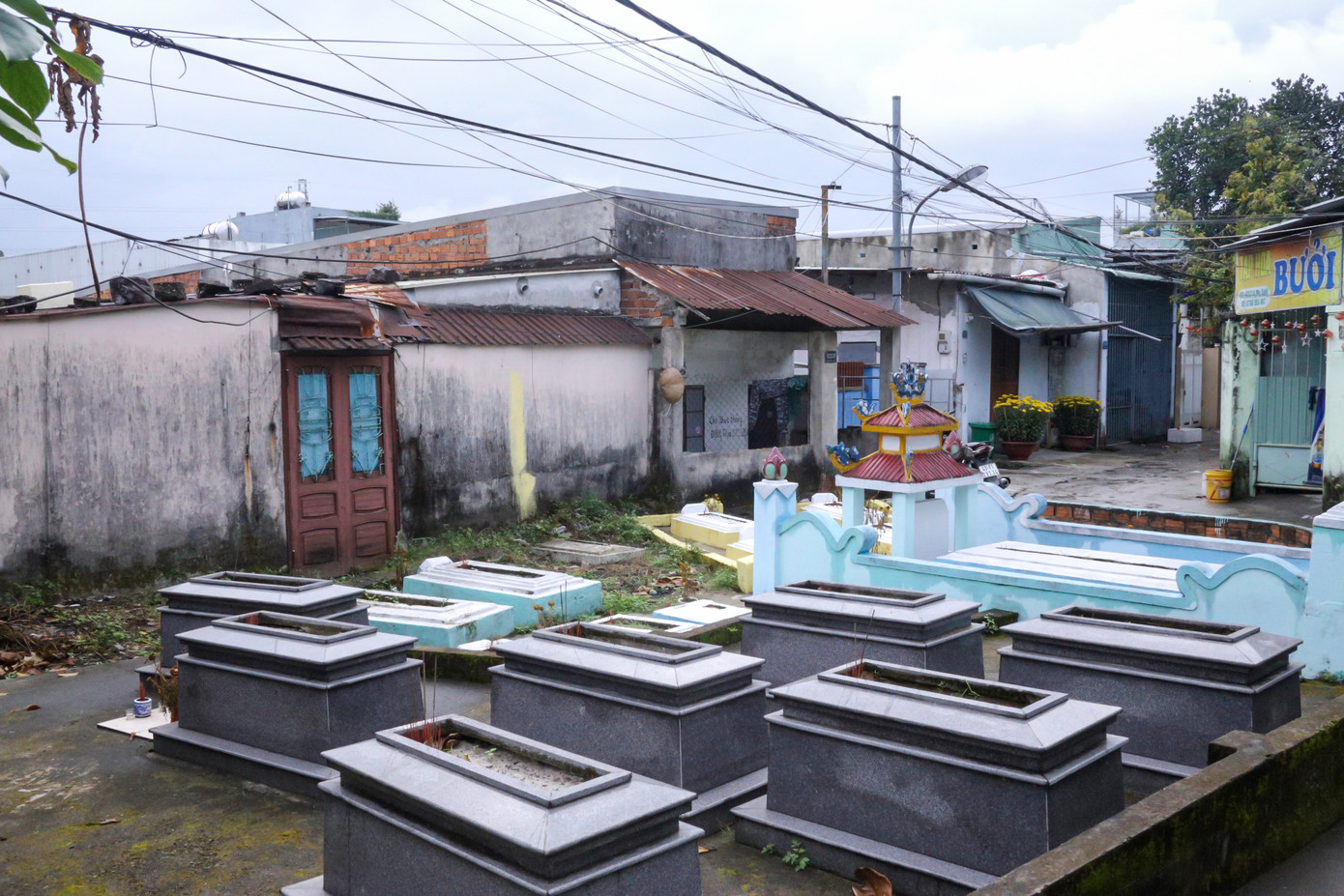 Nhiều ngôi mộ án ngữ ngay trước cổng nhà của nhiều hộ dân. Nhiều ngôi mộ án ngữ ngay trước cổng nhà của nhiều hộ dân.