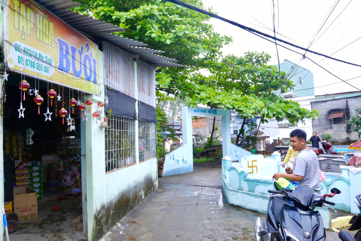 Xung quanh nhà dân bao quanh là mồ mả. Xung quanh nhà dân bao quanh là mồ mả.