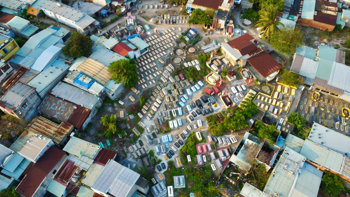Hàng nghìn ngôi mộ nằm xen lẫn trong khu dân cư ở phường Hòa Khánh Nam. Hàng nghìn ngôi mộ nằm xen lẫn trong khu dân cư ở phường Hòa Khánh Nam.