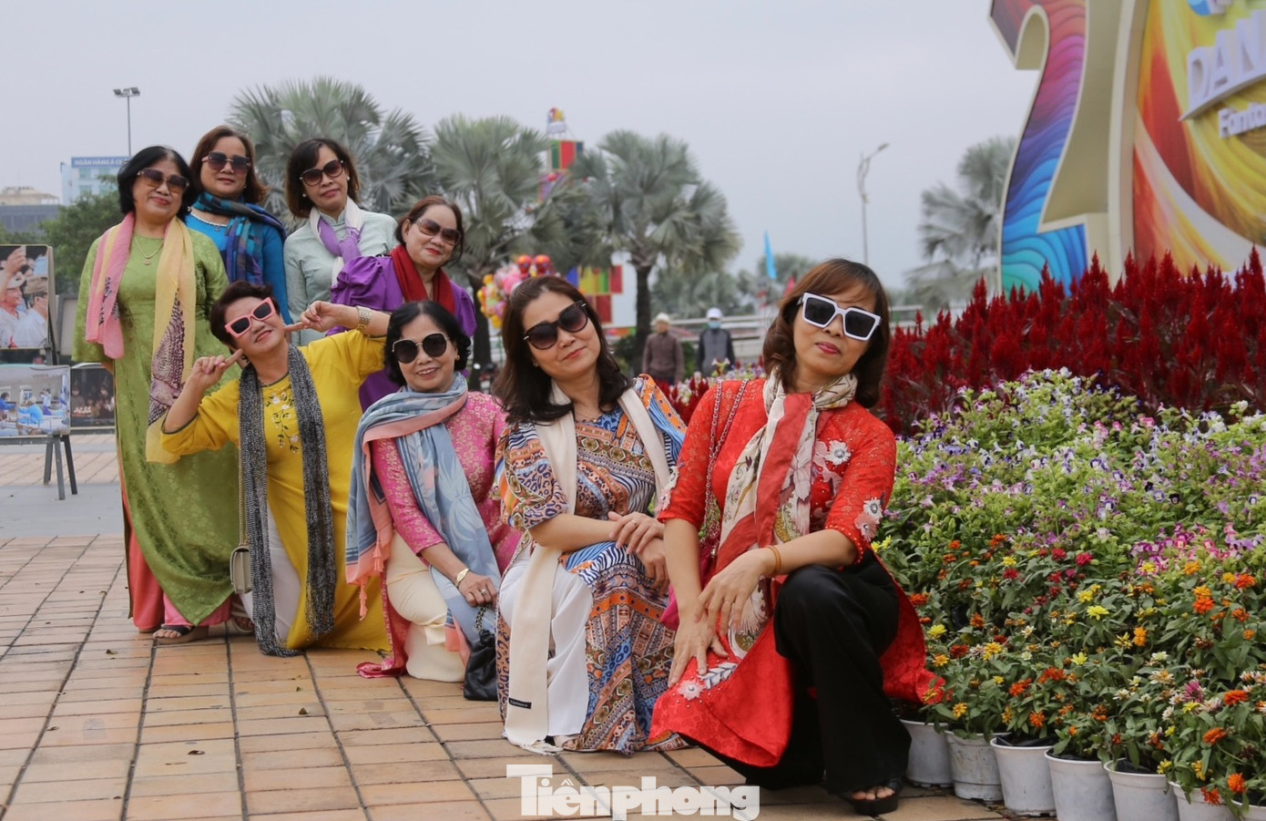 Xúng xính trong tà áo dài, cùng nhau tham quan, chụp hình.