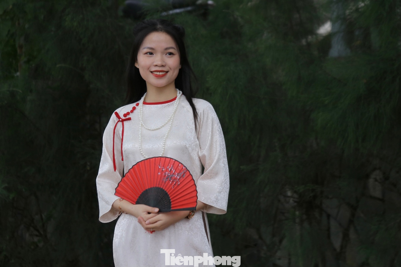 "Ngày mai mình sẽ bắt đầu trở lại với công việc nên cùng nhóm bạn tranh thủ thời tiết đẹp để đi chơi, chụp ảnh năm mới cùng tà áo dài. Mình mong rằng trong năm mới này, công việc sẽ thuận lợi, suôn sẻ và có nhiều niềm vui hơn", bạn Lương Nguyễn Mỹ Thi (trú quận Hải Châu) chia sẻ.