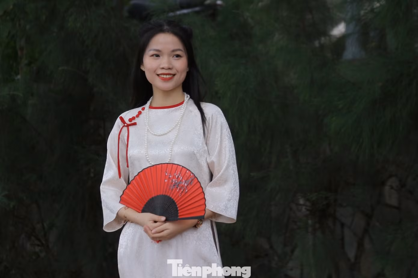"Ngày mai mình sẽ bắt đầu trở lại với công việc nên cùng nhóm bạn tranh thủ thời tiết đẹp để đi chơi, chụp ảnh năm mới cùng tà áo dài. Mình mong rằng trong năm mới này, công việc sẽ thuận lợi, suôn sẻ và có nhiều niềm vui hơn", bạn Lương Nguyễn Mỹ Thi (trú quận Hải Châu) chia sẻ.