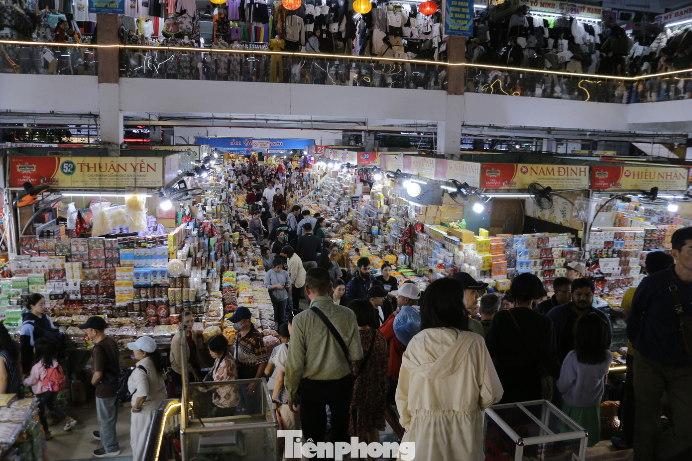 Tại chợ Hàn, đông đảo du khách đến tham quan, mua sắm trong ngày đầu năm mới. Đặc biệt là du khách nước ngoài đến từ các nước như Ấn Độ, Hàn Quốc...