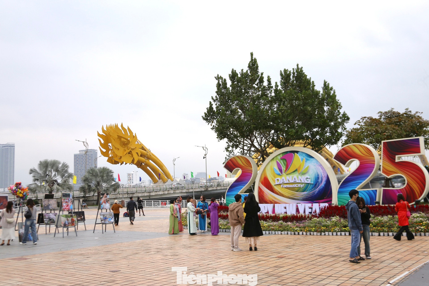 Ghi nhận của PV Tiền Phong chiều 1/1, thời tiết Đà Nẵng se lạnh, không khí mát mẻ, nhiều người dân và du khách đã đổ về hai bên bờ sông Hàn, dưới chân cầu Rồng để tham quan, du xuân trong ngày đầu năm mới.