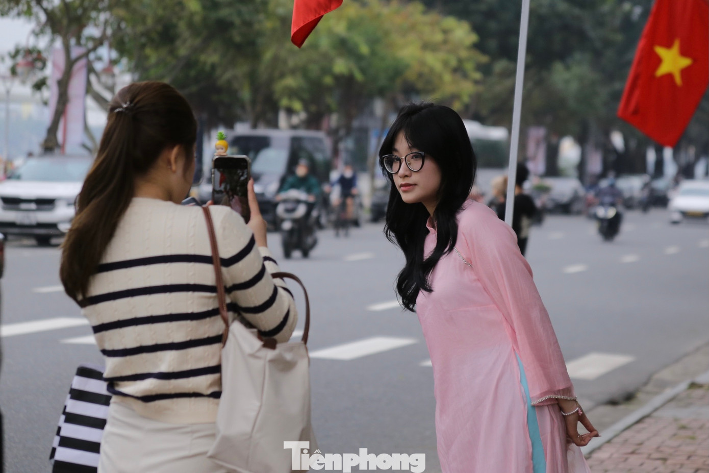 Nhóm bạn trẻ diện cho mình bộ áo dài xinh xắn, xuống phố chụp hình cùng nhau.